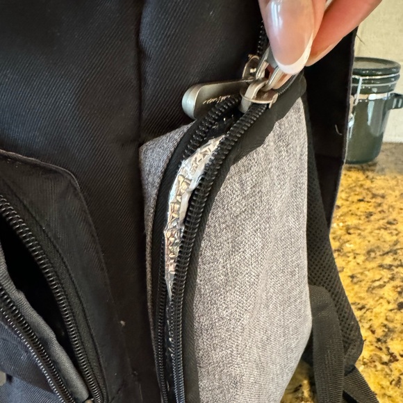 LIKE NEW EDDIE BAUER CASCADE BAG - Picture 8 of 15